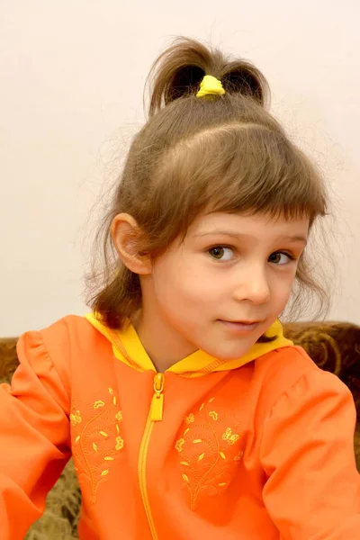 Портрет маленькой девочки в оранжевой куртке — стоковое фото