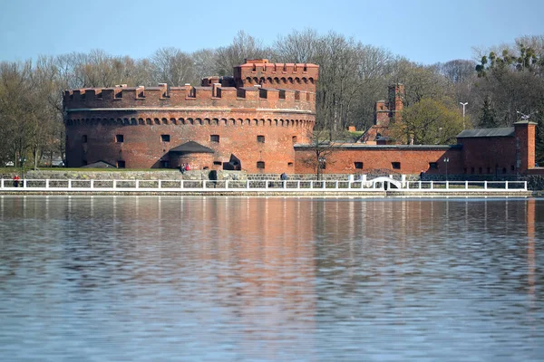 Kaliningrad, Rusland - 11 April 2015: Een toren van "Der Don" (het museum van Amber) op de oever van de Top meer in de lente — Stockfoto