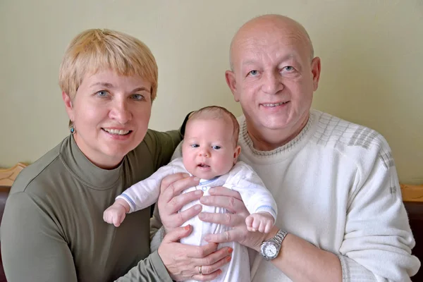 Grootmoeder, grootvader en baby. Familie portret — Stockfoto