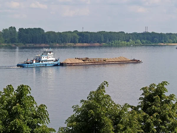 A barcaça com areia no rio Volga, Rússia — Fotografia de Stock