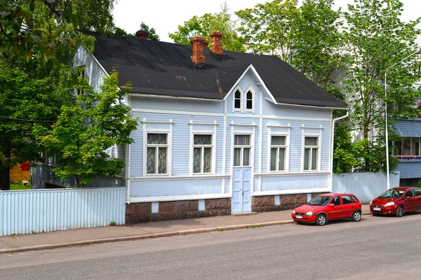 KOTKA, FINLAND - JULY 12, 2014: A wooden house on Papinkatu Stre — Stock Photo, Image