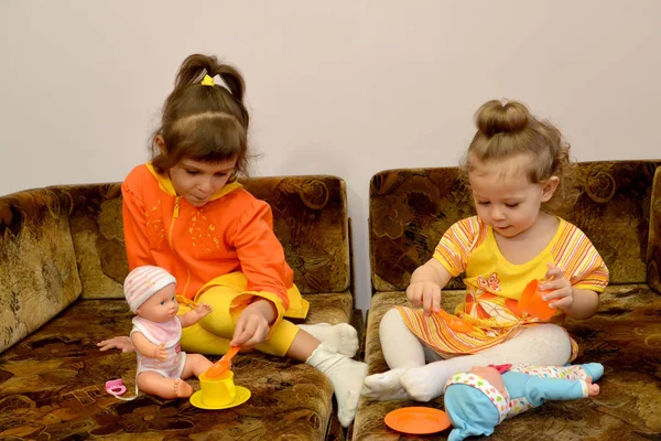 Дві маленькі дівчата грають в будинок — стокове фото