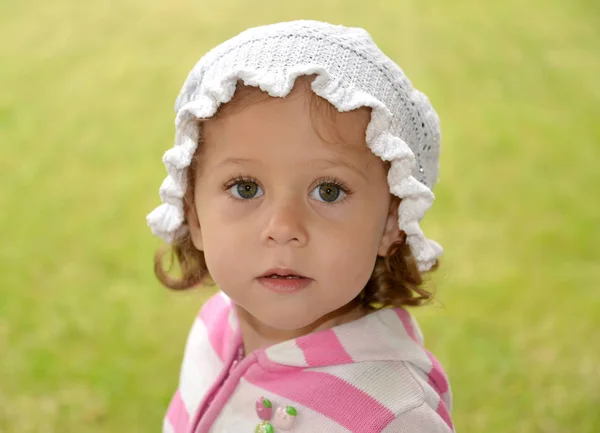 Retrato da menina surpresa no branco panamenho em um fundo verde — Fotografia de Stock