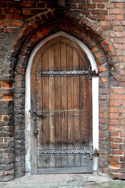 Alte Holztür im Schloss der teutonischen Ordnung. Polen — Stockfoto