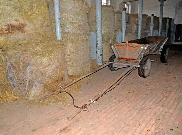 Lagring av hö i byggnaden av hästuppfödning center. Kentshin, Polen — Stockfoto