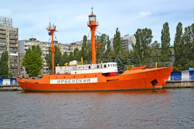 Kaliningrad, Rusya - 04 Ağustos 2017: Kayan beacon Irbensky adlı dünya okyanus Müzesi bağlama. Rus metin Irbensky