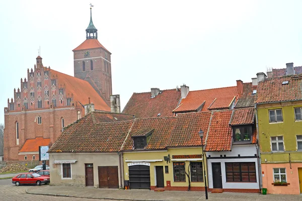 Reshel, Polen - 03 januari 2014: Den medeltida bostäder estate wth en katolsk kyrka av heliga Pjotr och Pavel — Stockfoto