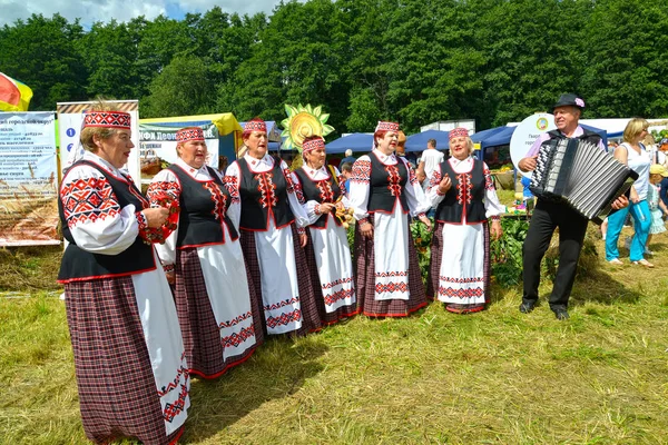 KALININGRAD REGION, RUSSIA - AUGUST 05, 2017: The Belarusian national folklore ensemble acts on an agricultural holiday — Stock Photo, Image