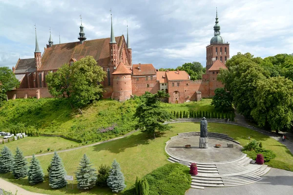 Pohled na katedrálu složité a oblast s pomníkem Mikuláš Koperník. Frombork, Polsko — Stock fotografie