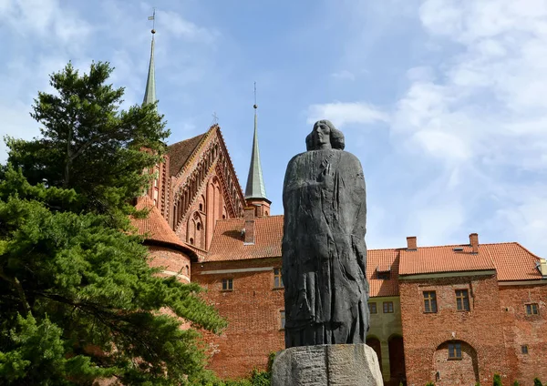 Frombork, Polonya - 09 Temmuz 2015: Bir katedral karmaşık arka plan bilim adamı Nicolaus Copernicus bir anıt — Stok fotoğraf