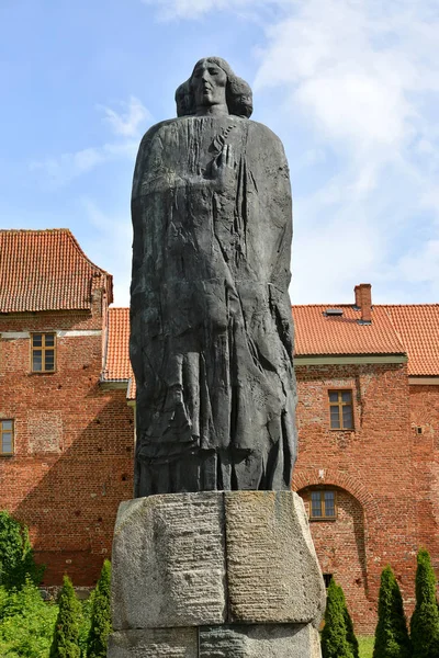 FROMBORK, POLONIA - 09 LUGLIO 2015: Un monumento a Nicolao Copernico sullo sfondo di edifici storici — Foto Stock