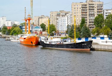 Kaliningrad, Rusya - 04 Ağustos 2017: Dünya okyanus Müzesi demirleme, gemi sergiler