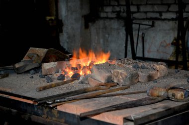 Forge mangal yanan kola ve metal araçları