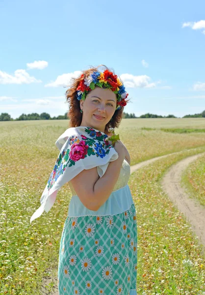 Portrait de la femme avec une couronne sur la tête sur le fond du champ de sarrasin en fleurs — Photo