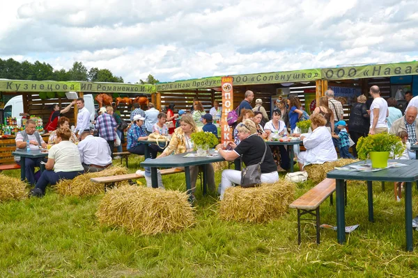 Kaliningradområdet, Ryssland - 05 augusti 2017: Provsmakning av jordbrukaren produktionen vid en jordbruksmässan — Stockfoto