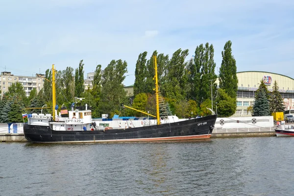 Kaliningrad, Rusya - 04 Ağustos 2017: Ortalama Balık tutma trawller Srt-129 dünya okyanus Müzesi demirleme, yaz gün