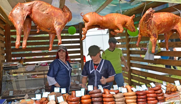 Kaliningrad bölgesi, Rusya Federasyonu - 08 Ağustos 2017: bir Tarım Fuarı'nda et ürünleri ticaret