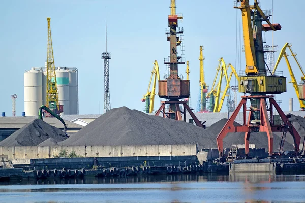 Laden van steenkool in de zeehaven van Kaliningrad handel — Stockfoto