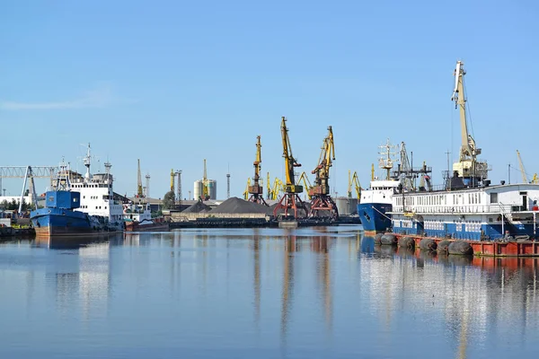 Widok z portu morskiego handlu Kaliningrad w słoneczny dzień — Zdjęcie stockowe