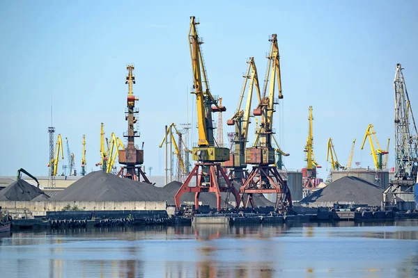 Port stafflier på kol lastning. Kaliningrad handel seaport — Stockfoto