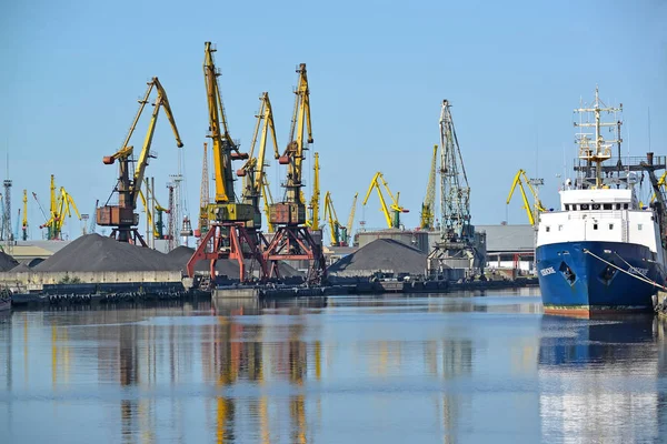 KALINININGRAD, RUSIA - 08 DE AGOSTO DE 2017: caballetes portuarios sobre la carga de carbón. Transportes marítimos — Foto de Stock