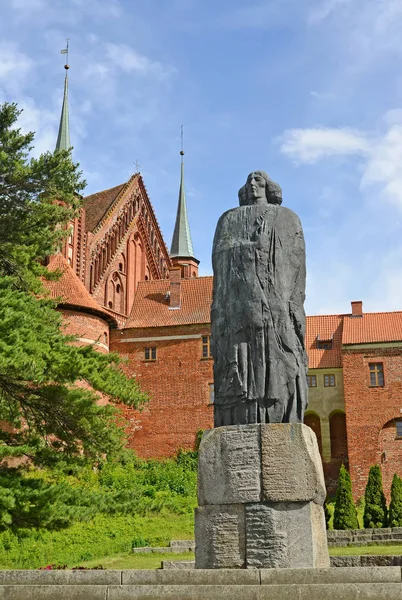 Frombork, Polonya - 09 Temmuz 2015: Bir anıt Nicolaus Copernicus bir katedral karmaşık arka planı — Stok fotoğraf