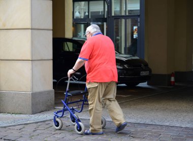 Gdansk, Polonya - 10 Ağustos 2017: Cadde boyunca yürüyüşe destek ile yaşlı adam gider 