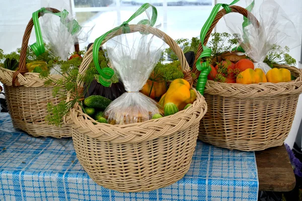 Cestas de presente com legumes estão em uma mesa — Fotografia de Stock