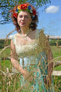 Bir çelenk arasında bir alan çim kafa maliyetlerinde kadınla