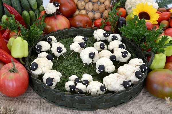 Legumes frescos estão em um balcão. Feira agrícola — Fotografia de Stock