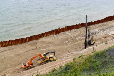 Balltic deniz kıyısında güçlendirilmesi banka koruma inşa. Svetlogorsk Kaliningrad bölgesi