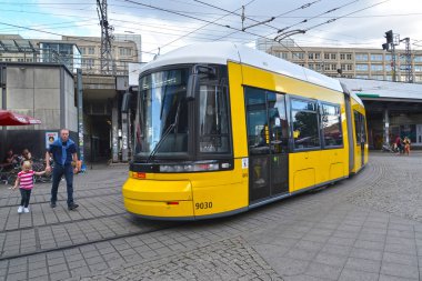 Berlin, Almanya - 12 Ağustos 2017: İnsanlar tramvaya arkasında karşıdan karşıya