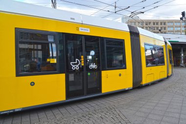 Berlin, Almanya - 12 Ağustos 2017: Köprünün altından tramvay taşır