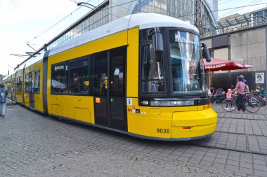 Berlin, Almanya - 12 Ağustos 2017: Aleksanderplats Meydanı'nda tramvay taşır