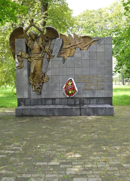 KALINININGRAD, RUSIA - 05 DE SEPTIEMBRE DE 2017: Monumento a "Liquidatotores de consecuencias de accidentes atómicos " — Foto de Stock