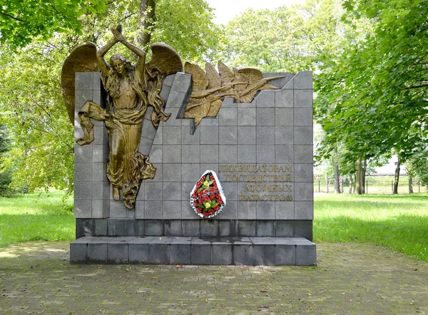 KALINININGRAD, RUSIA - 05 DE SEPTIEMBRE DE 2017: Un monumento a "Liquidadores de consecuencias de accidentes atómicos" en el día de verano —  Fotos de Stock