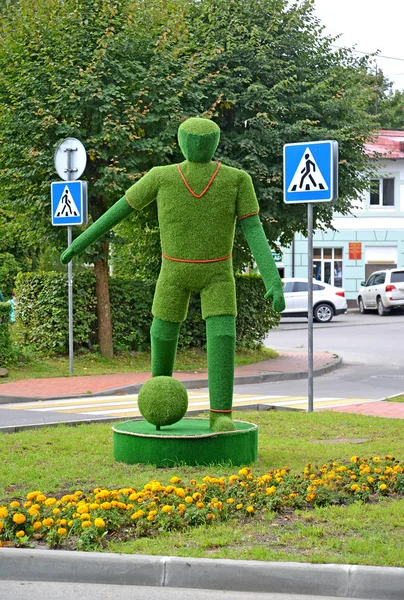 Swetlogorsk, Russland - 10. September 2017: eine Grasskulptur "Fußballer" auf der Straße — Stockfoto