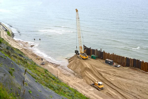 Baltık Denizi kıyısında bir dil ve oluk koruma inşaatı