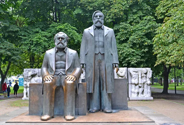 Berlin, Almanya - 12 Ağustos 2017: Marx ve Engels'in forum Park