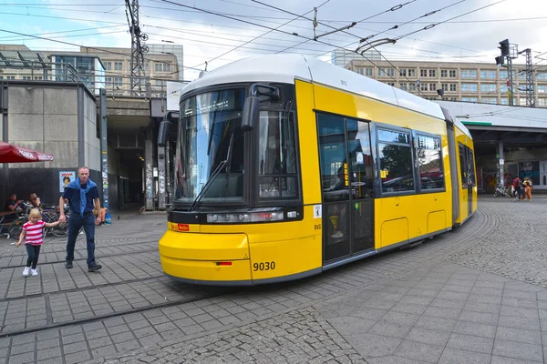 Berlin, Duitsland - 12 augustus 2017: Mensen steek de straat achter de tram — Stockfoto