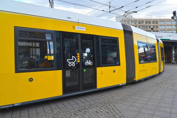 Berlin, deutschland - 12. august 2017: die tram fährt unter der brücke — Stockfoto