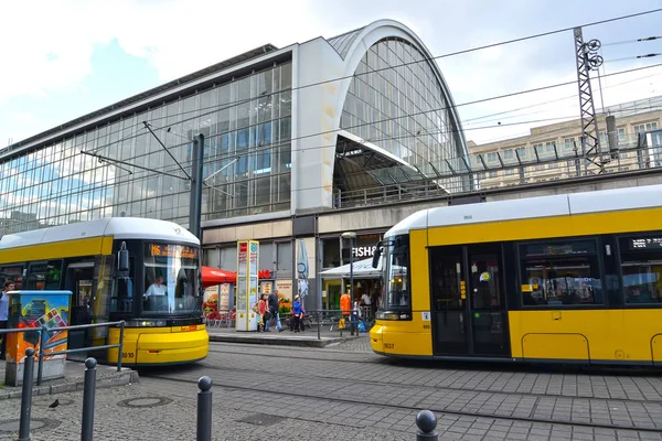 Berlin, Tyskland - 12 augusti 2017: Två mötande spårvagnar stå nära järnvägsstationen Berlin-Aleksanderplats — Stockfoto