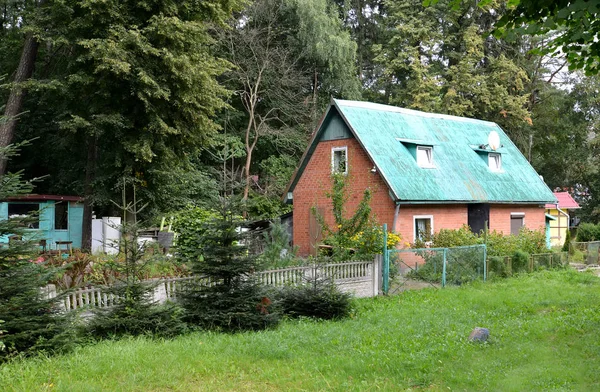 Ladrillo lodge en la dacha de temporada sobre la madera — Foto de Stock