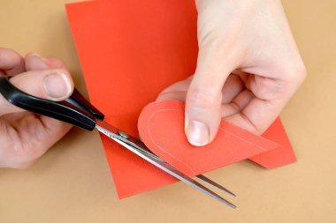 Hediye kartı Sevgililer günü kartı güvercin ile üretim. Adım adım süreci: kalp kesim hazırlanması