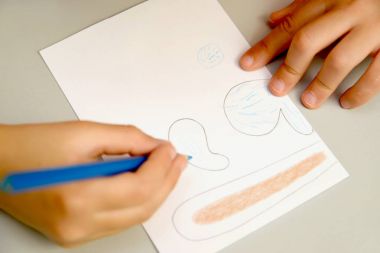 Üretim renkli yumurta için bir destek. Adım adım süreci: bir tavşan ayrıntılarını kağıt üzerine çizim