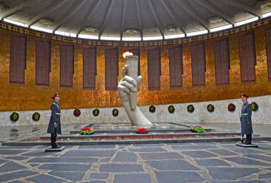 Volgograd, Rusya - 23 Nisan 2017: Askerleri Eternal flame Hall askeri zafer hakkında şeref kıtası. Mamayev Kurgan