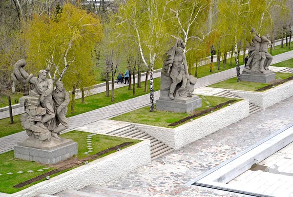 ВОЛГОГРАД, РОССИЯ - 23 апреля 2017 года: Скульптурные композиции на площади Героев. Мамаев Курган — стоковое фото