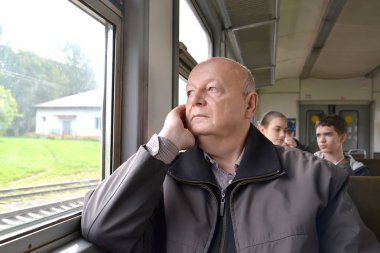 Kaliningrad, Rusya Federasyonu - 10 Eylül 2017: Yaşlı adam Elektrikli tren pencereden dışarı bakar