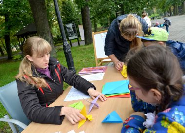 Kaliningrad, Rusya Federasyonu - 17 Eylül 2017: Origami koymak için okul öğrencilerine öğretmek. Açık havada çocuk ana sınıfı