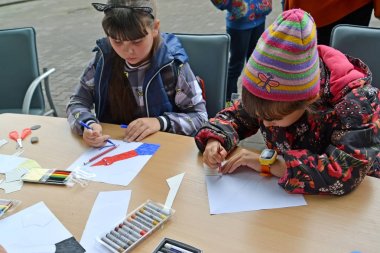 Kaliningrad, Rusya Federasyonu - 17 Eylül 2017: Çocuk bir kağıt kuş ayrıntılarını çekmek. Açık havada çocuk ana sınıfı